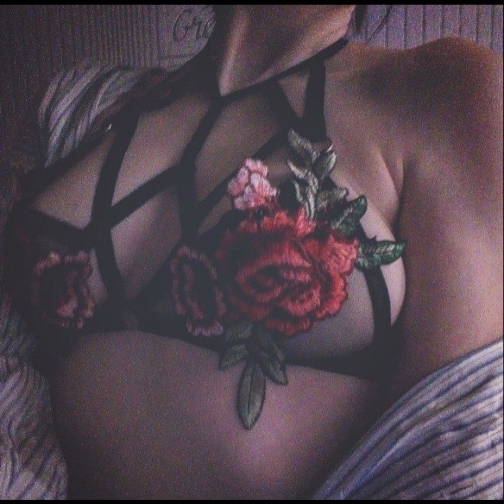 NEW HOLLOW OUT ROSE BRALETTE - Picture 5 of 5